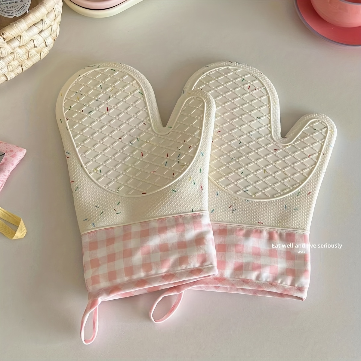 2-pack of silicone heat-resistant gloves - colorful sugar granule checkered pattern
